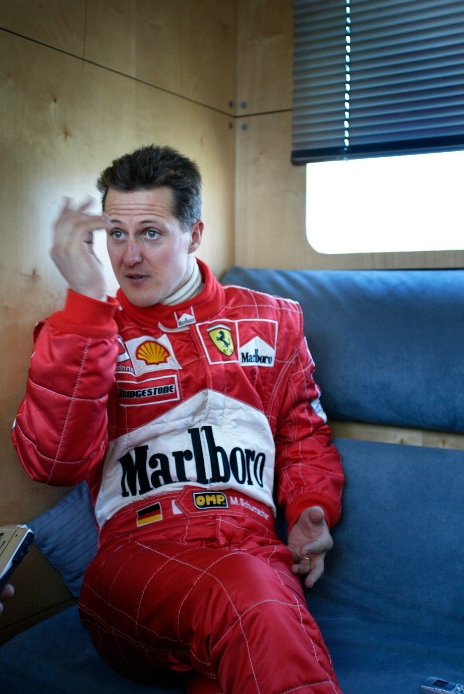 Michael Schumacher odpočívá během závodu formule 1