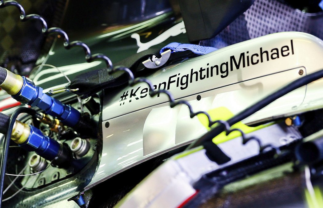 Podporu Michaelu Schumacherovi vyjadřují přímo na vozech i piloti stáje Mercedes, za kterou německá legenda jezdila v závěru kariéry