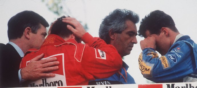 Když se jezdci dozvěděli, že je Ayrton Senna v kritickém stavu, neubránili se slzám. Včetně Michaela Schumachera (vpravo).
