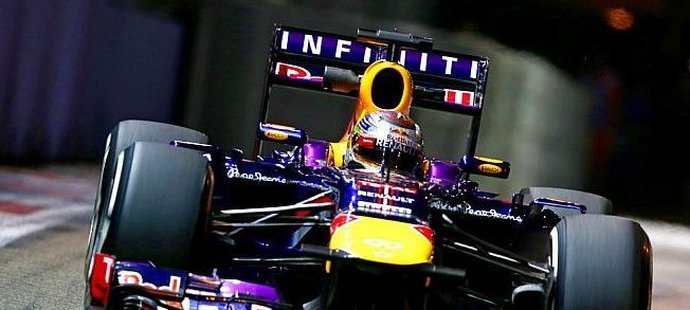 Sebastian Vettel byl nejrychlejším jezdcem pátečního programu v Singapuru
