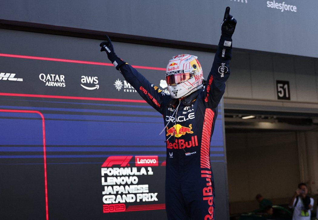 Třinácté vítězství v sezoně. Max Verstappen slaví v Japonsku.