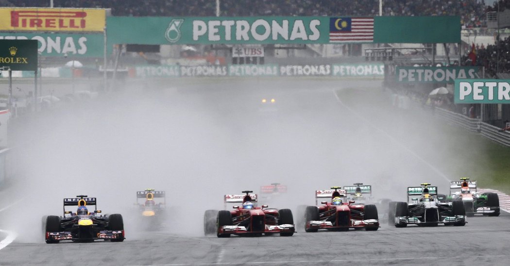 Ve Velké ceně Malajsie triumfoval Red Bull. Týmoví jezdci Sebastian Vettel a Mark Webber ale měli ze závodu smíšené pocity. Oba na sebe nepochopitelně doráželi a bratrovražedný souboj nakonec lépe vyzněl pro Vettela.