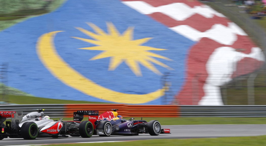 Ve Velké ceně Malajsie triumfoval Red Bull. Týmoví jezdci Sebastian Vettel a Mark Webber ale měli ze závodu smíšené pocity. Oba na sebe nepochopitelně doráželi a bratrovražedný souboj nakonec lépe vyzněl pro Vettela.