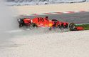 Nehoda ve formuli 1: Občas se něco nepovede. Sebastian Vettel se během testů roztočil se svým ferrari a skončil v kamínkovém kačírku, který vůz zpomalí v případě nehody