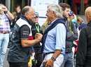 Francouz Fréderic Vasseur ještě jako šéf stáje Alfa Romeo se zdraví s Carlosem Sainzem starším.