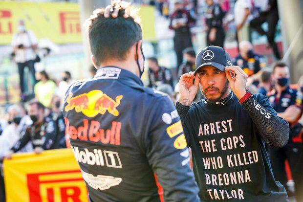 Kvůli tričku, které si vzal Lewis Hamilton, bylo pilotům zakázáno nosit na pódiu vlastí oblečení Kvůli tričku, které si vzal Lewis Hamilton, bylo pilotům zakázáno nosit na pódiu vlastí oblečení
