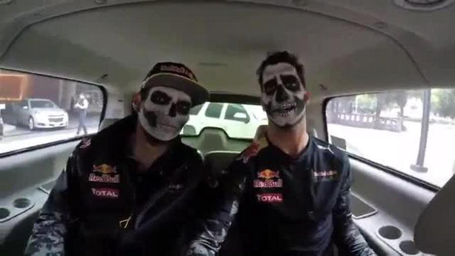 Piloti F1 Ricciardo (vpravo) a Verstappen jak kostlivci.