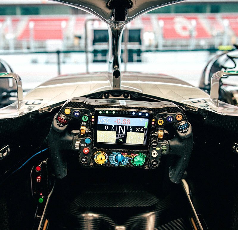 Pohled z kokpitu vozu formule 1. Takhle vidí situaci Lewis Hamilton.
