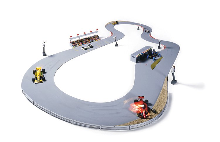 Schéma závodního okruhu s tribunou, zatáčkami a depem (tzv. pitstop)