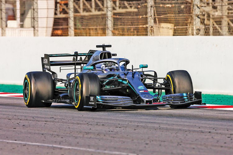 ZADNÍ KŘÍDLO vozu formule 1. Jeho klapka se může na rovince sklopit (tzv. systém DRS), takže vůz má nižší odpor vzduchu, jede rychleji a může lépe předjíždět. DRS lze použít jen na 1 až 3 vybraných místech okruhu v případě, kdy je vůz méně než sekundu za soupeřem. Ten DRS aktivovat nemůže