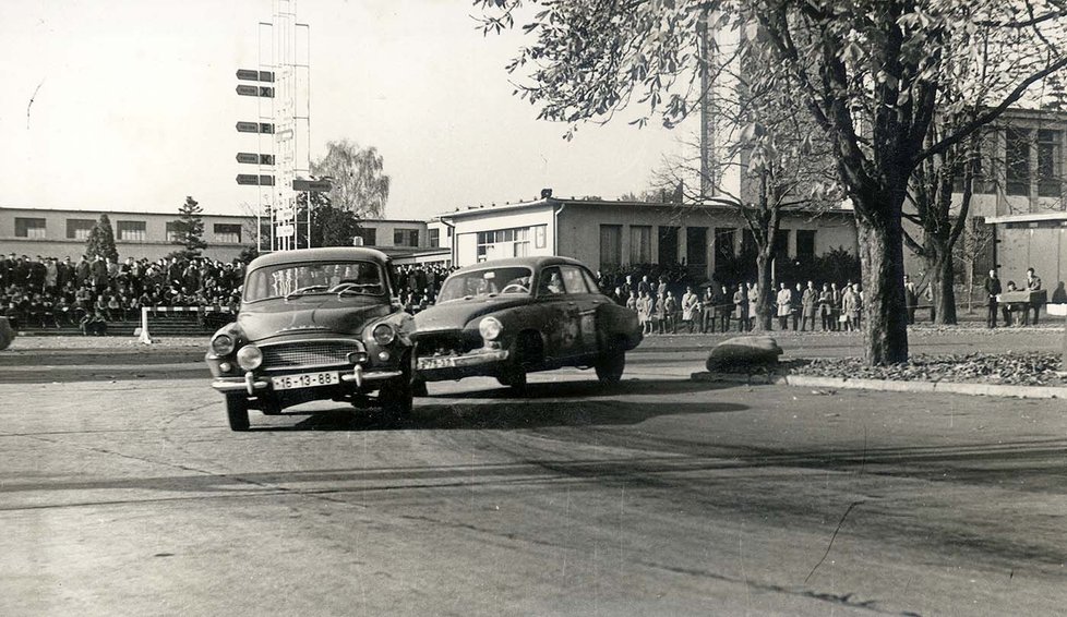 Souboj automobilů při rychlostním závodu o cenu města Brna v dubnu roku 1963. Jelo se na výstavišti v Pisárkách.