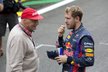 Sebastian Vettel se baví s legendárním Nikim Laudou před startem Velké ceny Brazílie