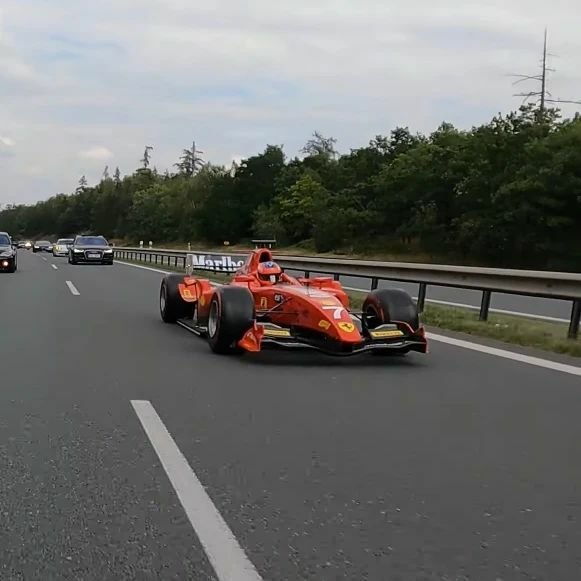 Formule se znovu proháněla po dálnici D4.