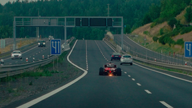 Takhle se formule proháněla po dálnici