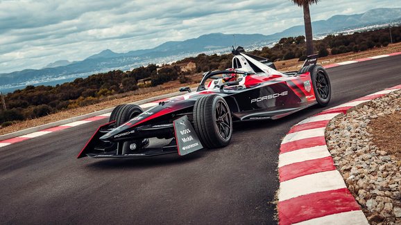 Formule E již brzy odstartuje devátou sezónu, nové speciální nabíječky dodá ABB