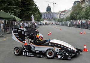 Formule na elektrický pohon, kterou představili studenti na Václavském náměstí.