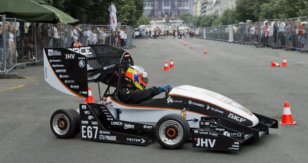 Studenti ČVUT představili formuli na elektriku. Na stovku zrychlí za 3,2 sekundy