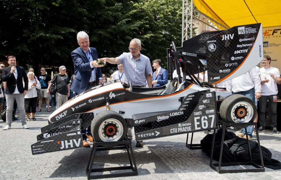 Formule na elektrický pohon, kterou představili studenti na Václavském náměstí.