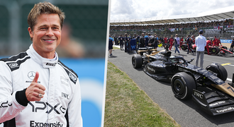 »Pilot F1« Brad Pitt způsobil šílenství v Silverstonu: Návrat z hrobu!