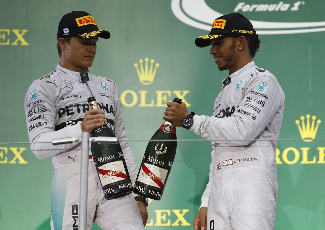 Vítězové velké ceny v Japonsku Lewis Hamilton a Nico Rosberg si šampaňským pouze decentně ťukli