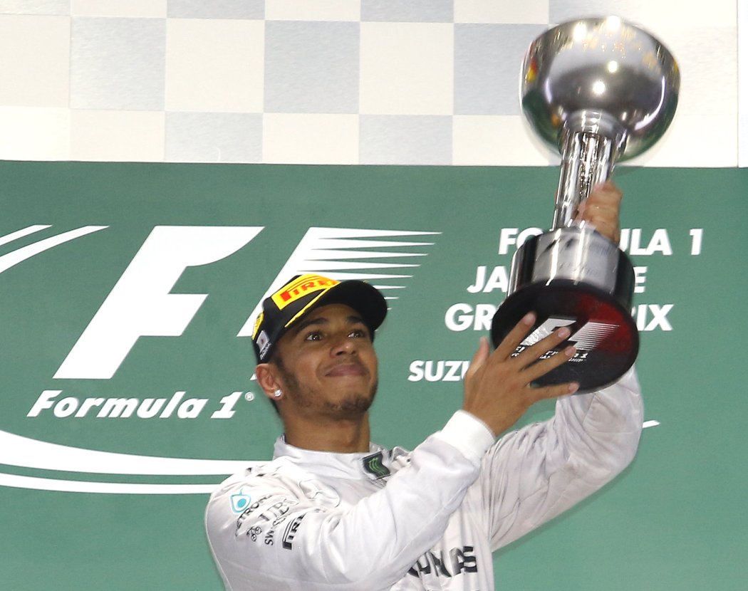 Vítěz velké ceny Japonska Lewis Hamilton se ze svého triumfu radoval kvůli vážné nehodě pouze decentně