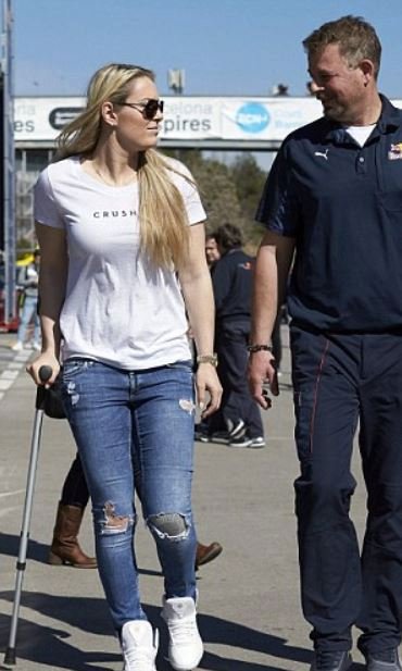 Zraněná lyžařka Lindsey Vonn se přijela podívat na testování formule 1.