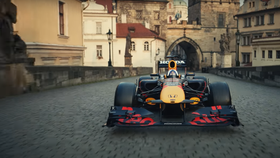 Slavný jezdec formule 1 ve spotu obdivuje krásy Prahy. Magistrát ale s natáčením nesouhlasil