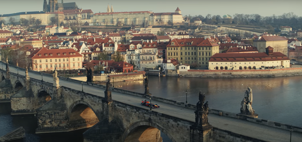  Spot společnosti Red Bull, ve kterém se Praze prohání formule 1. 