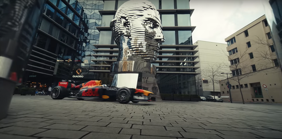  Spot společnosti Red Bull, ve kterém se Praze prohání formule 1. 