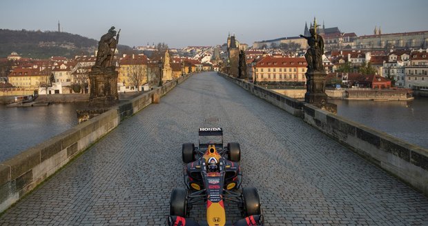 Formule 1 týmu Red Bull Racing projela 21. dubna 2021 po Karlově mostě v Praze.