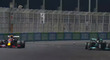 Lewis Hamilton narazil předním křídlem do brzdícího Verstappena, naštěstí z toho nebyl větší problém