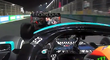 Max Verstappen brzdí před Lewisem Hamiltonem
