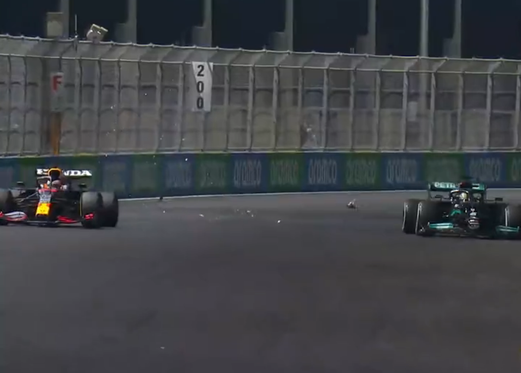 Lewis Hamilton narazil předním křídlem do brzdícího Verstappena, naštěstí z toho nebyl větší problém