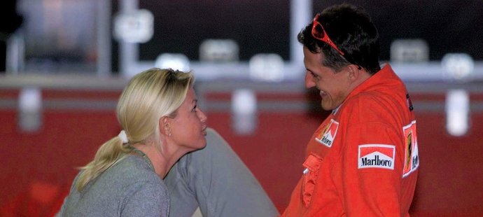 Michael Schumacher na archivním snímku s manželkou Corinnou