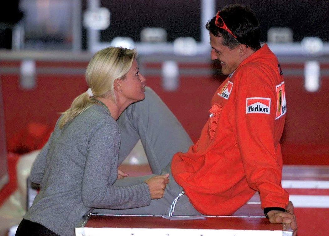Michael Schumacher na archivním snímku s manželkou Corinnou