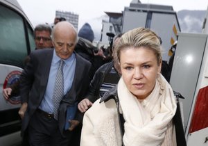 Corinna Schumacher jde do nemocnice v Grenoblu oslavit s manželem 45. narozeniny.