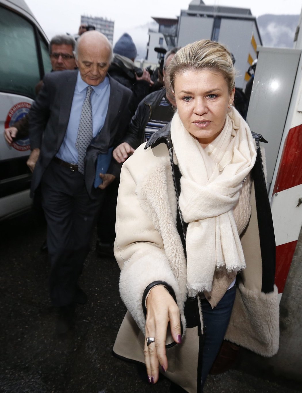 Corinna Schumacher jde do nemocnice v Grenoblu oslavit s manželem 45. narozeniny.