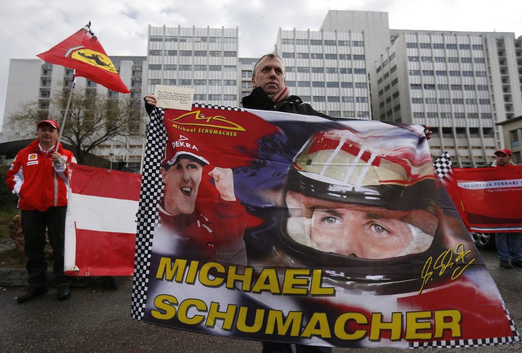 Fanoušci Michaela Schumachera se v den jeho narozenin sešli před nemocnicí v Grenoblu.