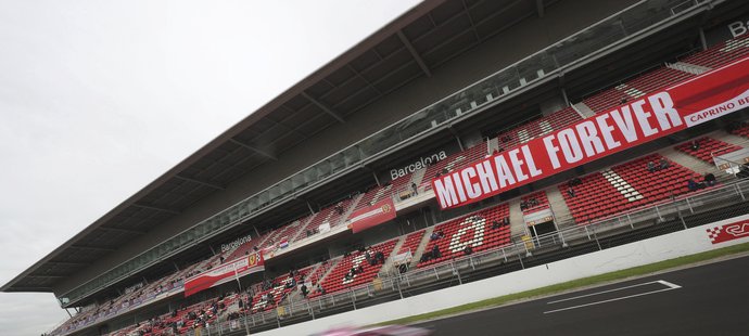 Na Schumachera nezapomněli ani po letech! Transparent s jeho jménem zdobil tribunu během testovacích jízd na novou sezonu.