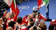 Rudá radost. Fernando Alonso  slaví s mechaniky Ferrari první letošní triumf