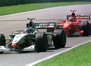 Häkkinen (vpředu) v souboji s Michaelem Schumacherem v Rakousku 1998