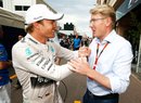 Häkkinen chápe, proč Rosberg (vlevo) skončil s jezdeckou kariérou