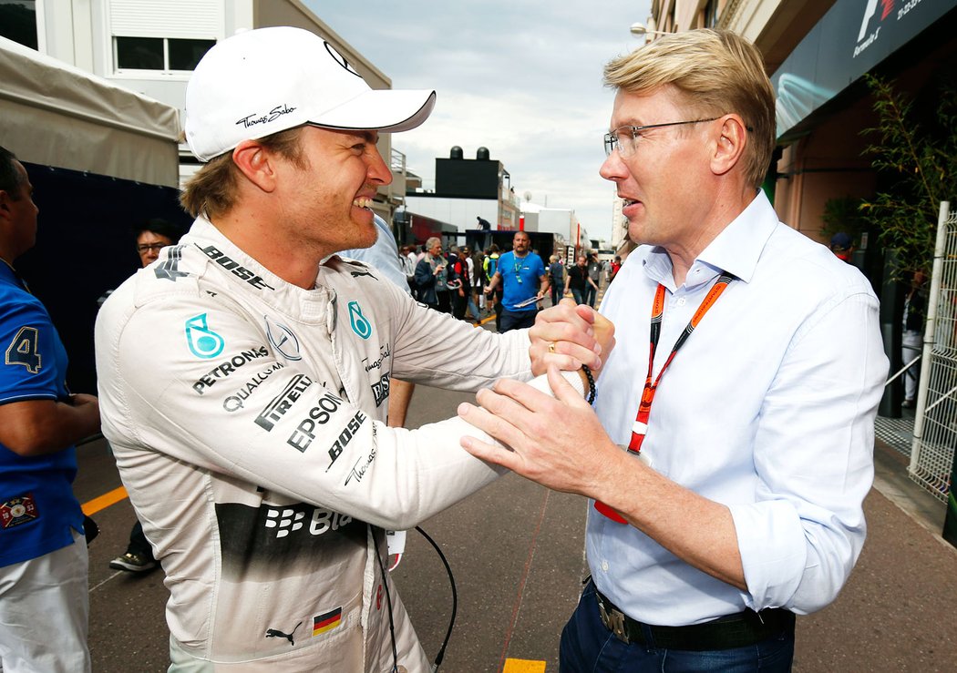 Häkkinen chápe, proč Rosberg (vlevo) skončil s jezdeckou kariérou