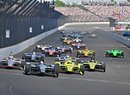 Vyrovnané závodní pole 33 vozů na čtyřkilometrovém oválu ve slavném Indianapolisu