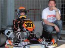 Píše se rok 2010 a dvanáctiletý Max sedí v motokáře vedle otce Jose.
