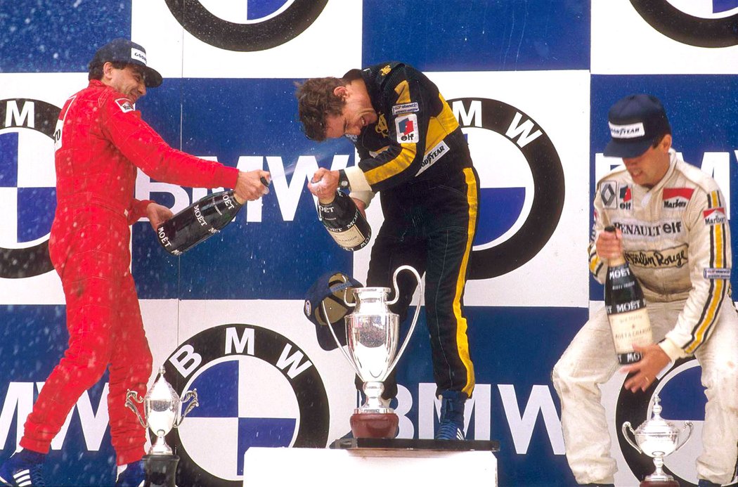 Měsíc poté, co oslavil čtyřiadvacáté narozeniny, vyhrává Senna (uprostřed) v Portugalsku svůj první závod v F1