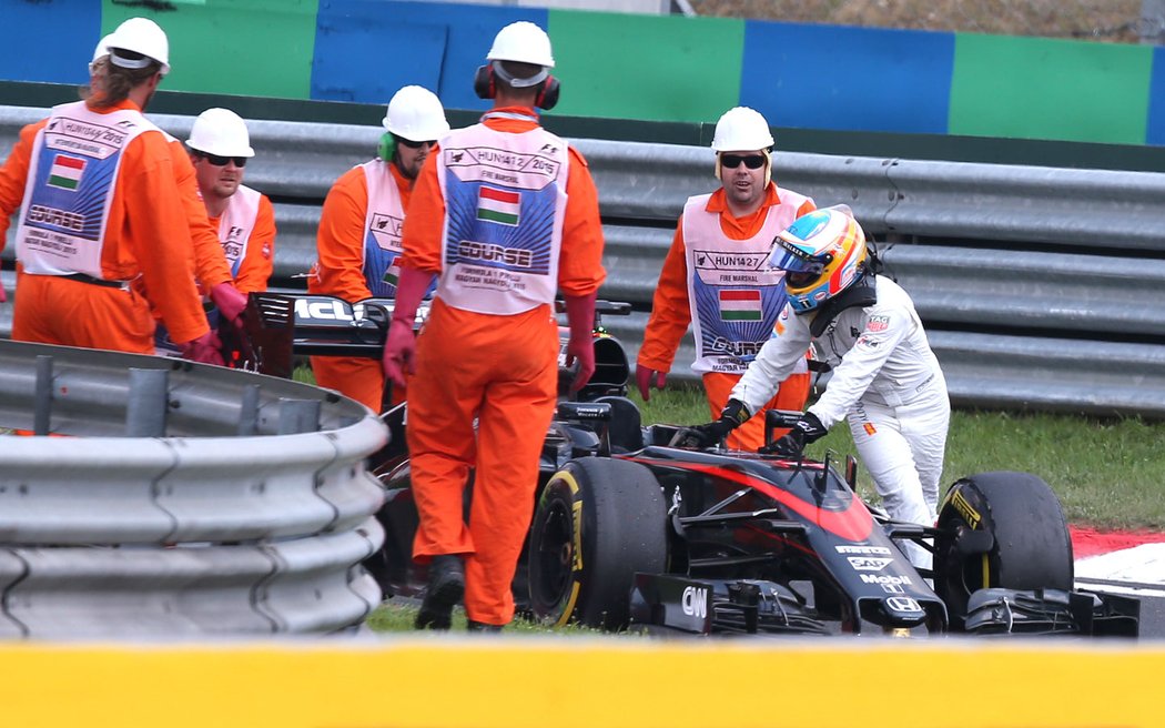 Složitou situaci McLarenu ilustruje moment, kdy musel Alonso tlačit svůj vůz