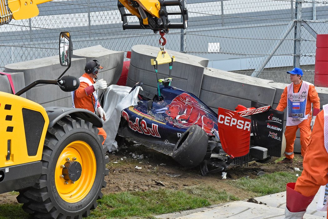 Takhle to Carlos Sainz napasoval v Soči v rychlosti kolem 300 km/h do zdi. Z trosek ho dostávali traťoví komisaři několik desítek minut. Naštěstí se mu nic nestalo.