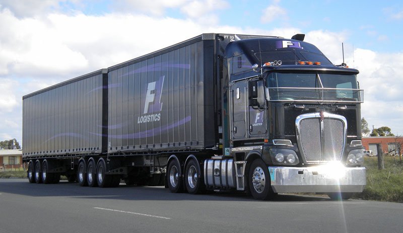Kamiony promotéra dopravují vybavení, aby svět formule 1 mohl fungovat