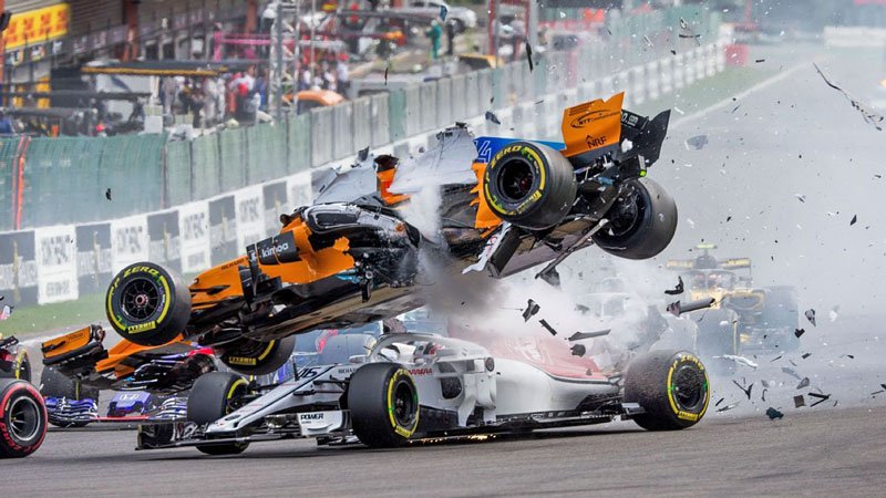 Závod F1 v Belgii 2018. Letící Alonso a pod ním Leclerq, kterému ochrana hlavy možná zachránila život.